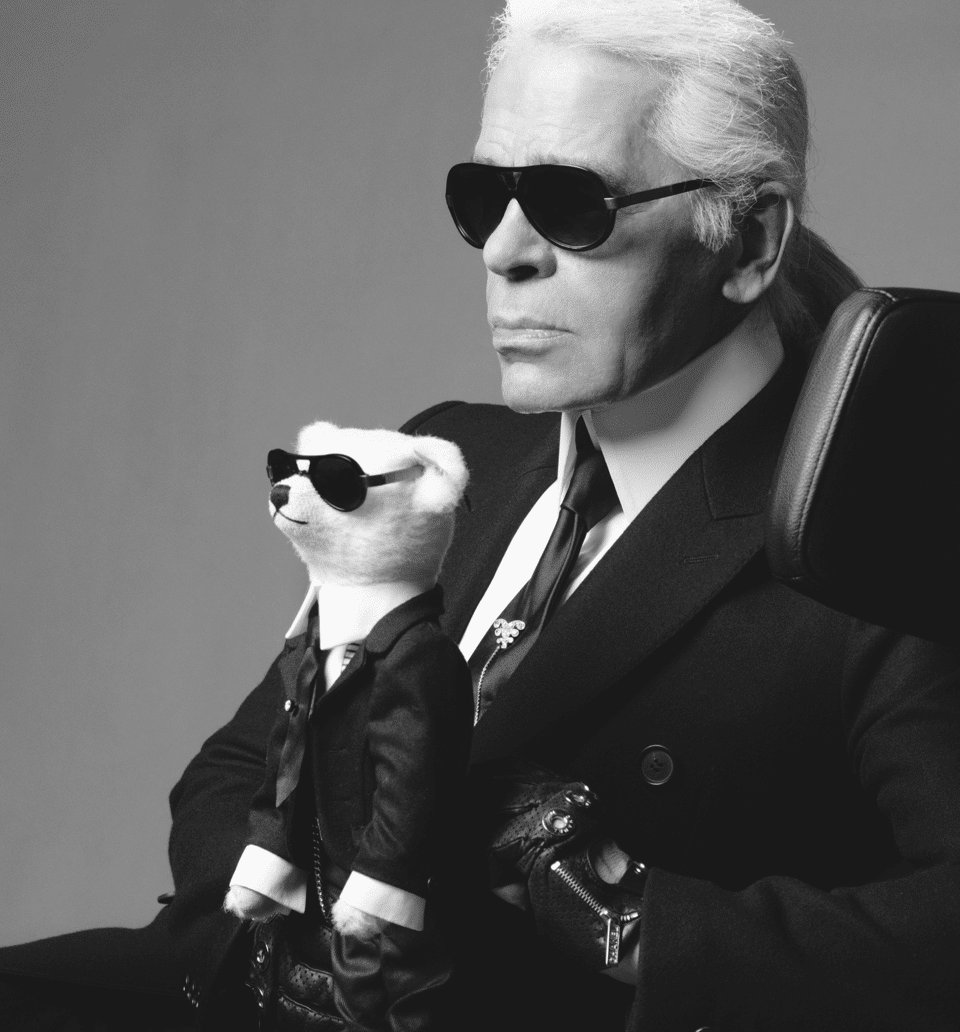 Karl Lagerfeld mit einem Steiff Tier auf dem Schoß für Steiff PR-Coup und Brand Positioning