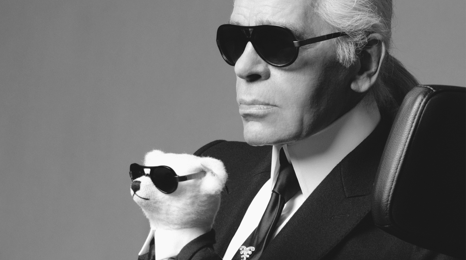 Karl Lagerfeld mit einem Steiff Tier auf dem Schoß für Steiff PR-Coup und Brand Positioning