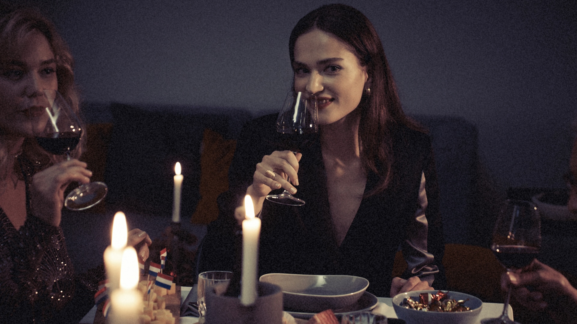 Zwei Frauen trinken ein Glas Rotwein für die Luisa Cerano Weihnachtskampagne
