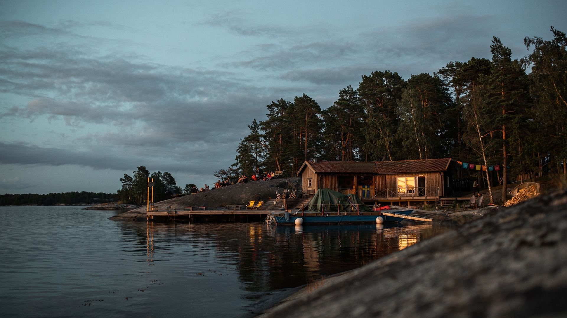 Ein Holzhaus am See für die Jack Wolfskin Kampagne #GOBACKPACK