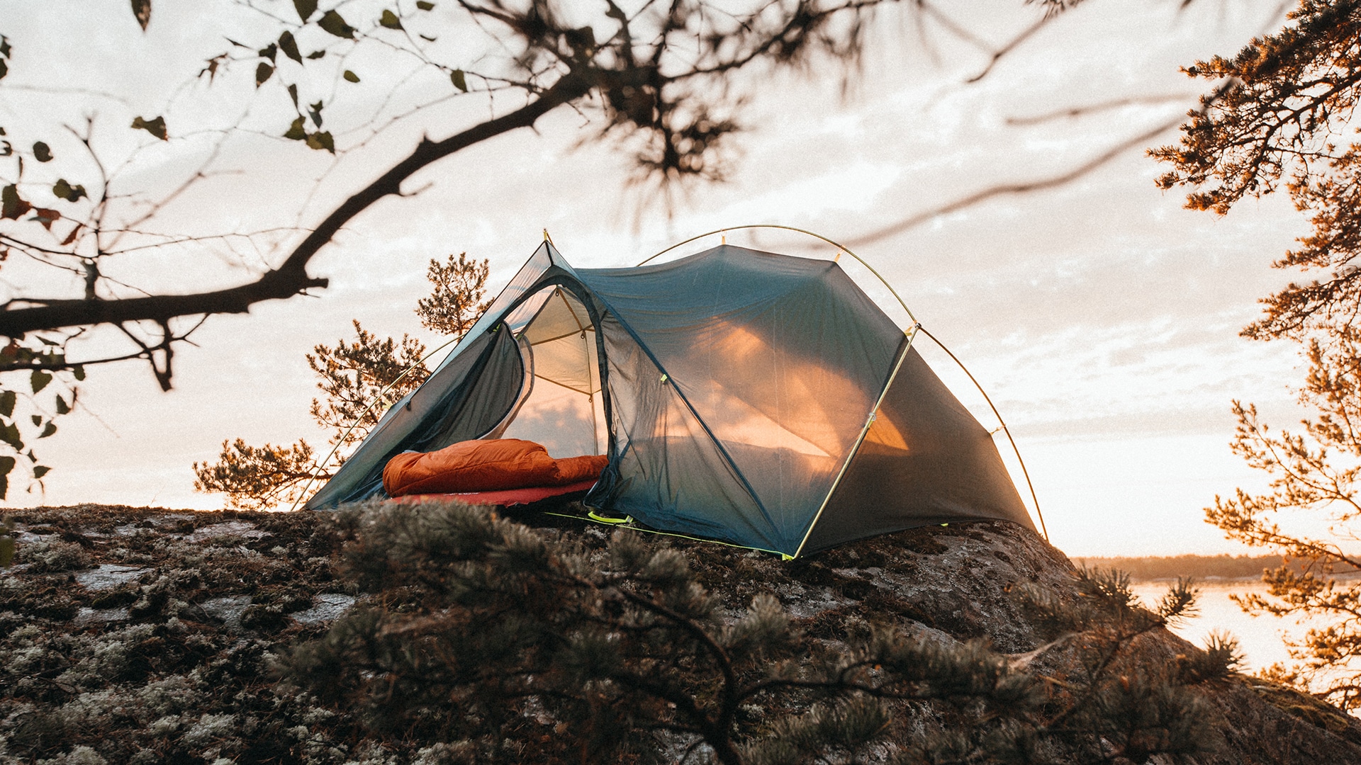 Ein Zelt im Sonnenuntergang für die Jack Wolfskin Kampagne #GOBACKPACK