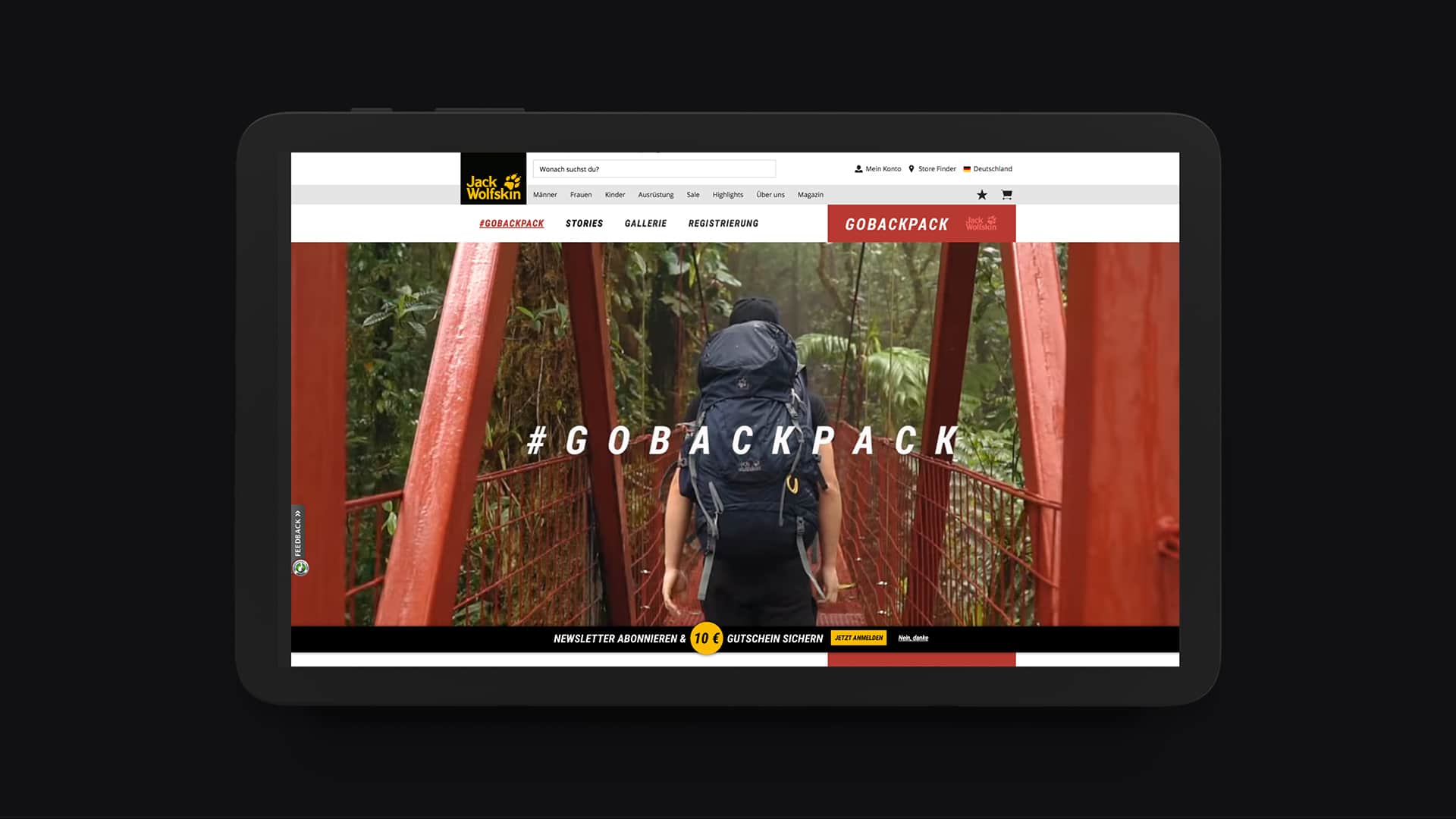 Ein Wanderer auf einer roten Brücke für die #GOBACKPACK Kampagne