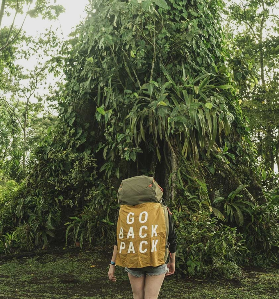 Junge Frau im Urwald für die #GOBACKPACK Kampagne