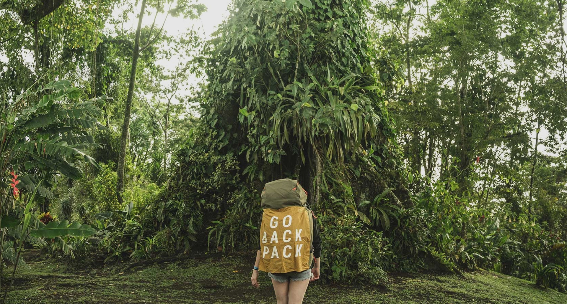Junge Frau im Urwald für die #GOBACKPACK Kampagne