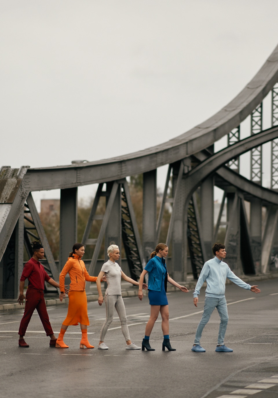 Colorfully dressed people stand in a row für das Hakro Inspirations Shooting