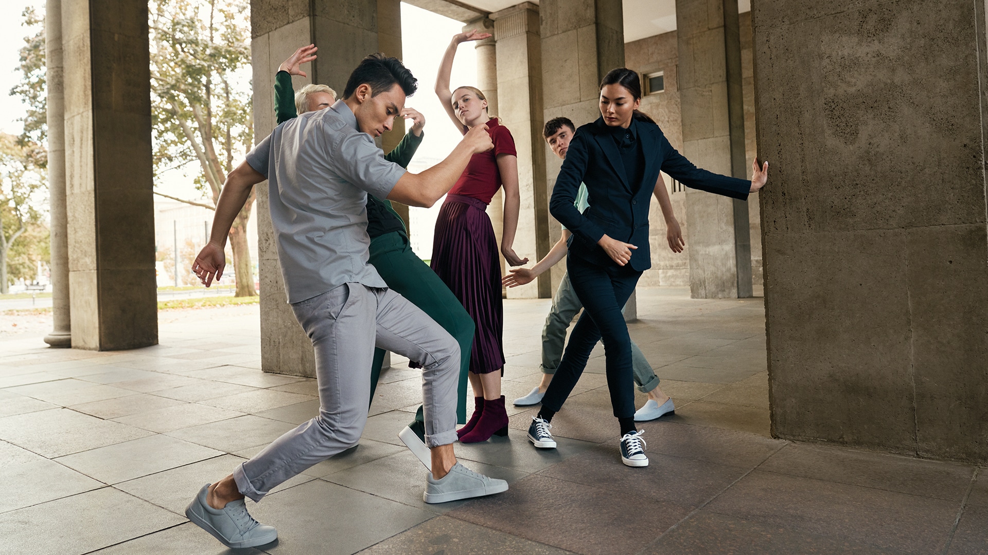 Bunt gekleidete Menschen posen in einem Gebäude für das Hakro Inspirations Shooting