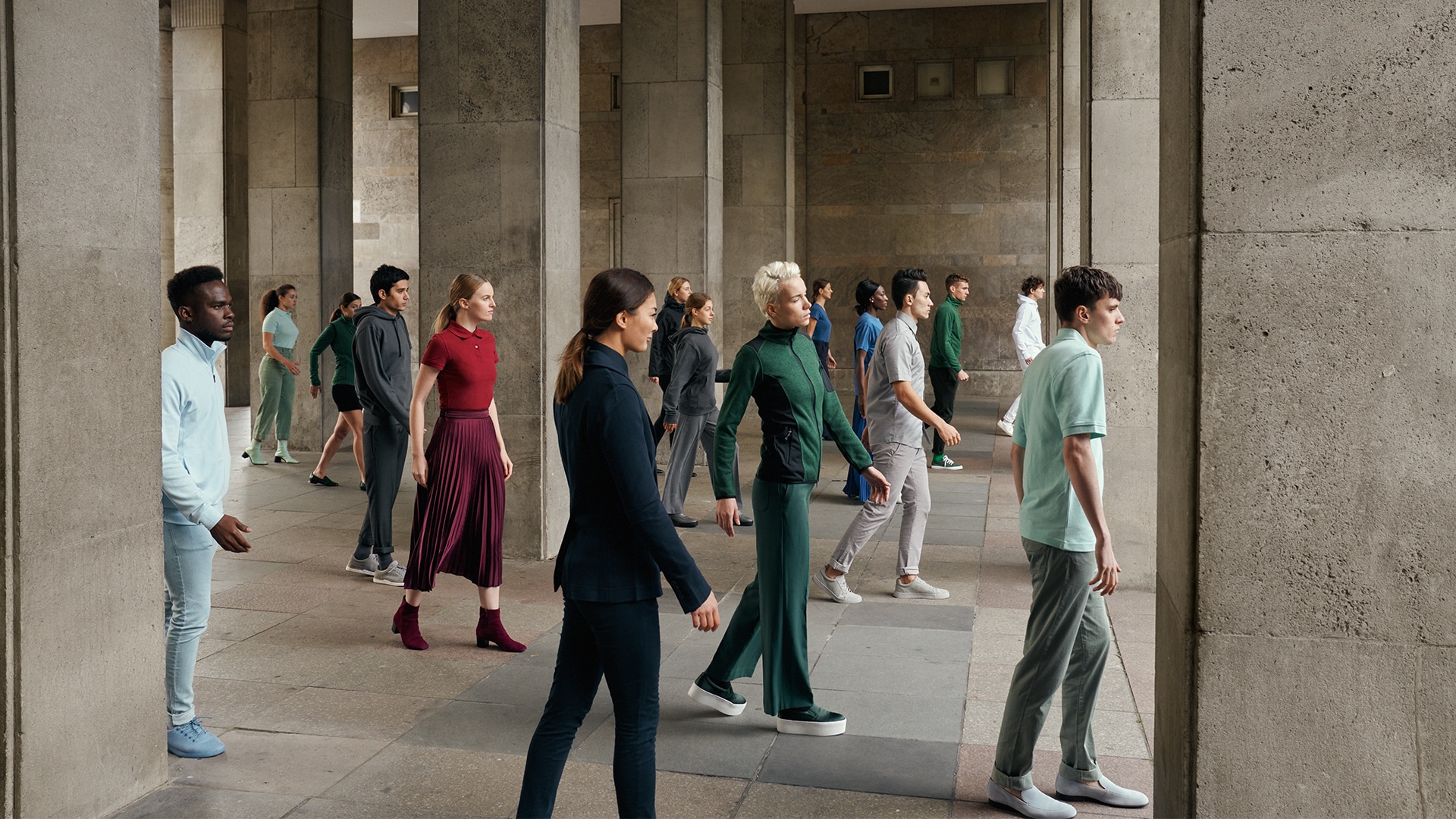 Bunt gekleidet Menschen posen in einem Gebäude für das Hakro Inspirations shooting