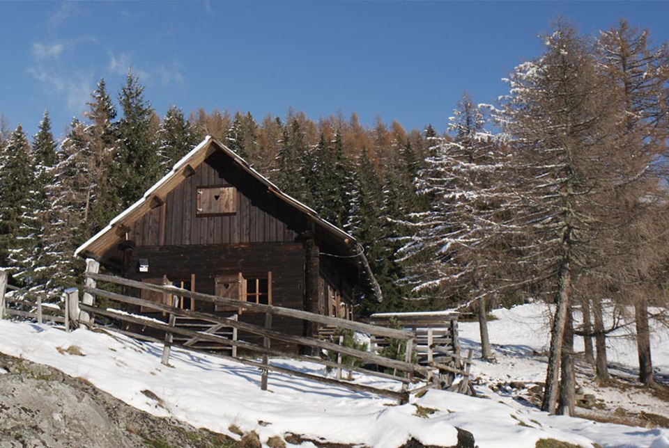 Holzhütte im Schnee für MissionXSolar eine Storytelling Produkt-kampagne für Steinel