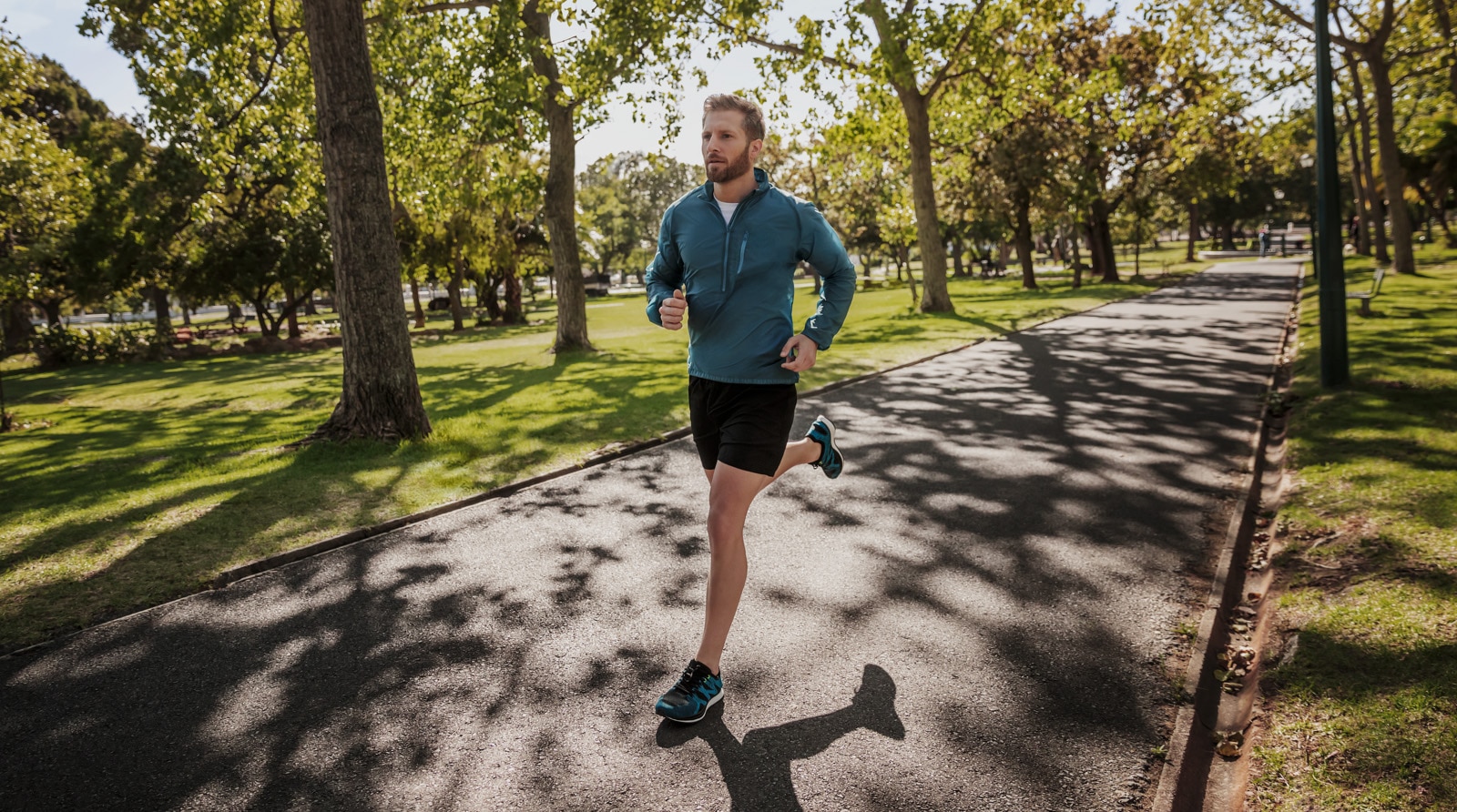 Joggender Mann im Park