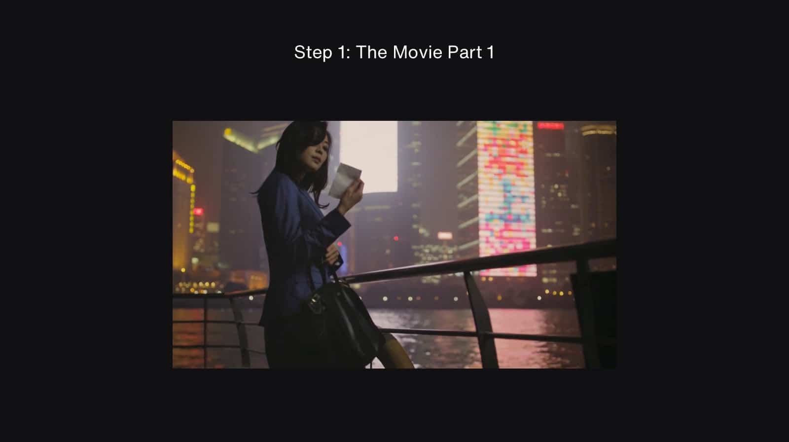 Asiatin mit blauem Blazer steht an einer Reling und schaut auf einen kleinen Zettel, hinter ihr die leuchtende Skyline für die rossmediale Kampagne von Hugo Boss