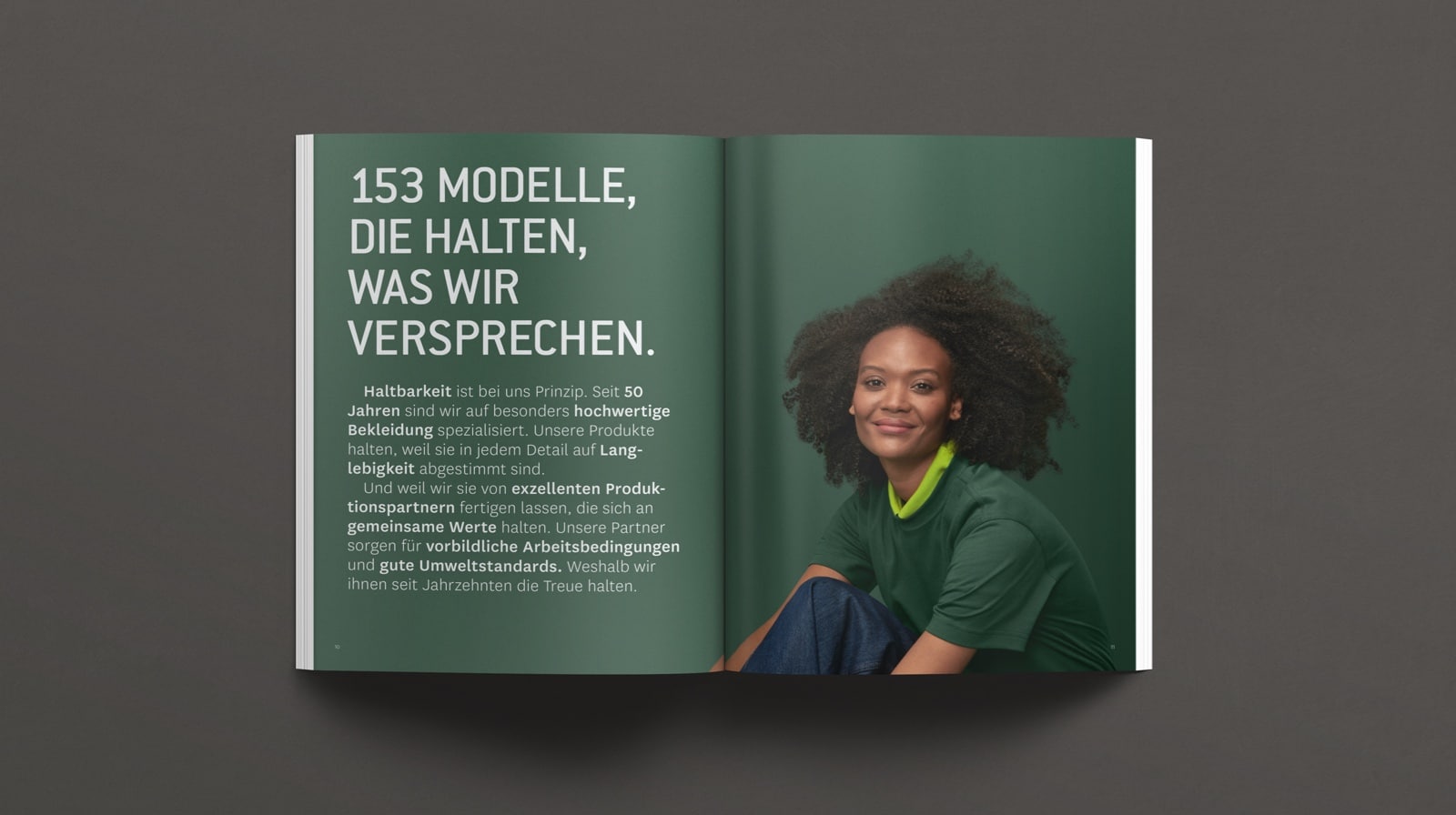 Geöffneter Hakro Katalog mit der Headline: 153 Modelle, Die halten was wir versprechen