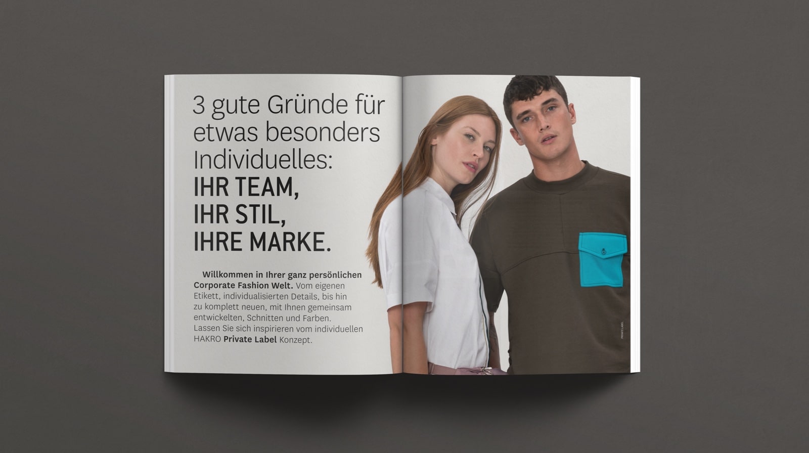 Geöffneter Hakro Katalog mit der Headline: 3 gute Gründe für etwas besonders individuelles: Ihr Team, ihr Stil, ihre Marke