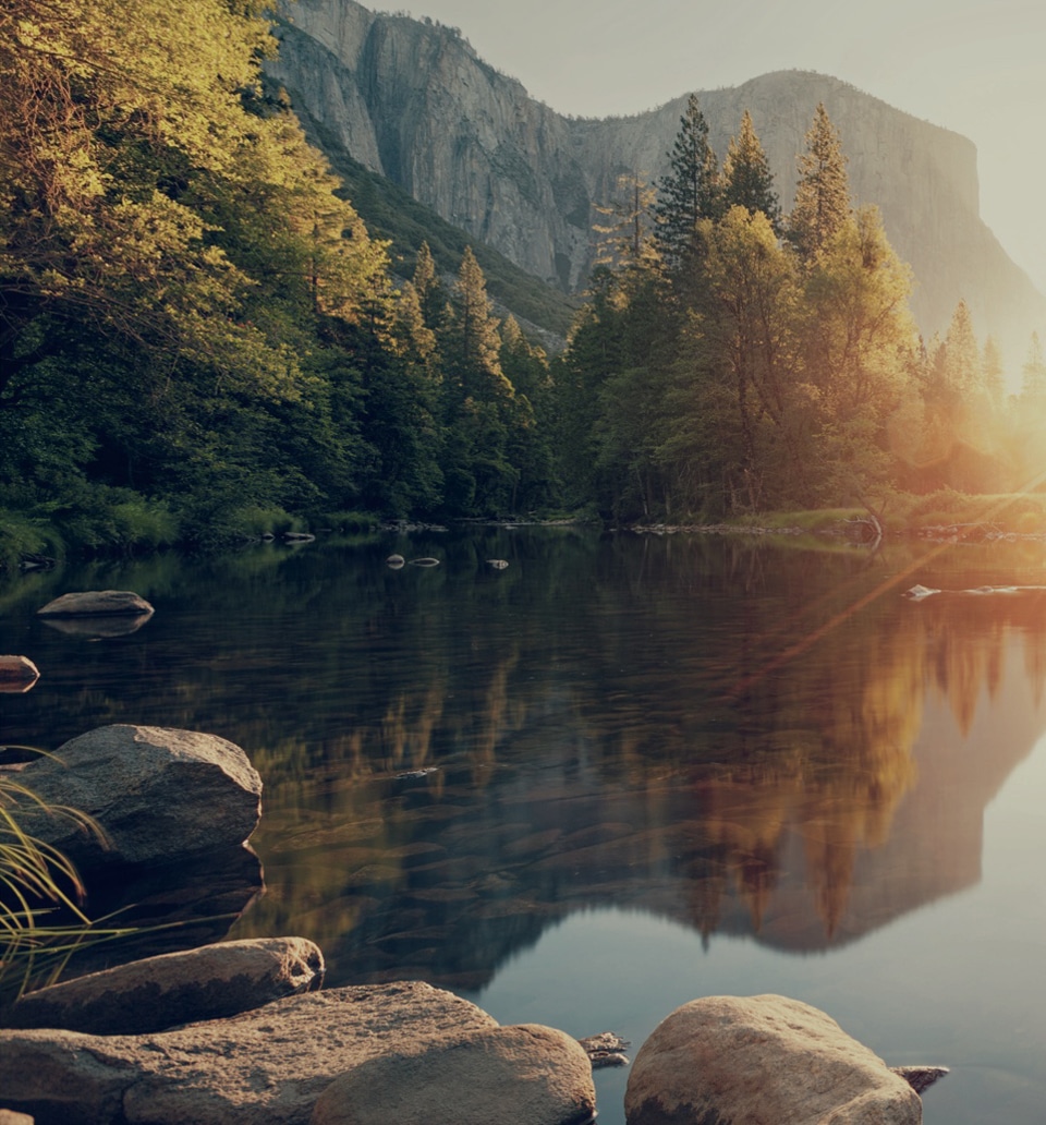 Ein See mit Bergen im Hintergrund beim Sonnenaufgang für die Just Away Branding Kampagne