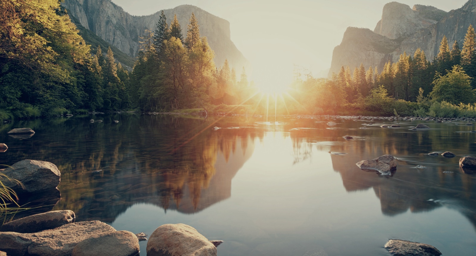 Ein See mit Bergen im Hintergrund beim Sonnenaufgang für die Just Away Branding Kampagne