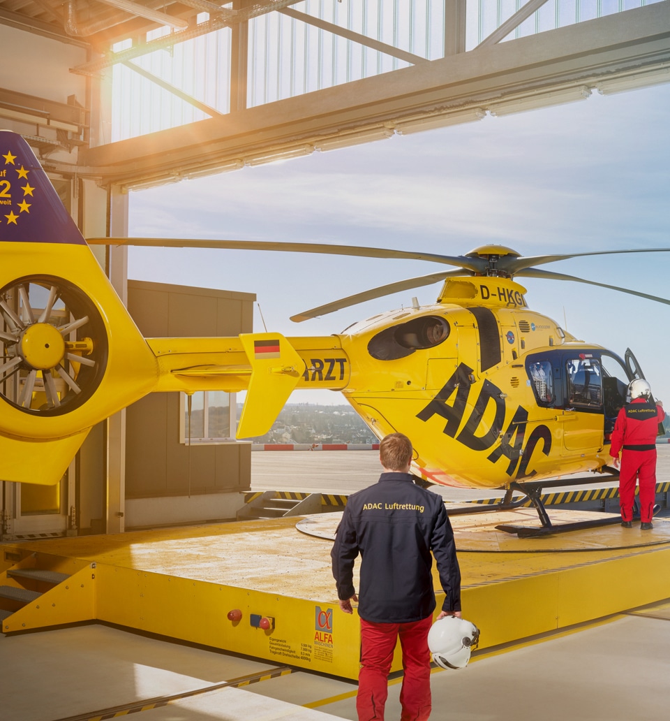 ADAC Hubschrauber in der Garage, zwei Piloten steigen ein für die ADAC Kommunikationskampagne