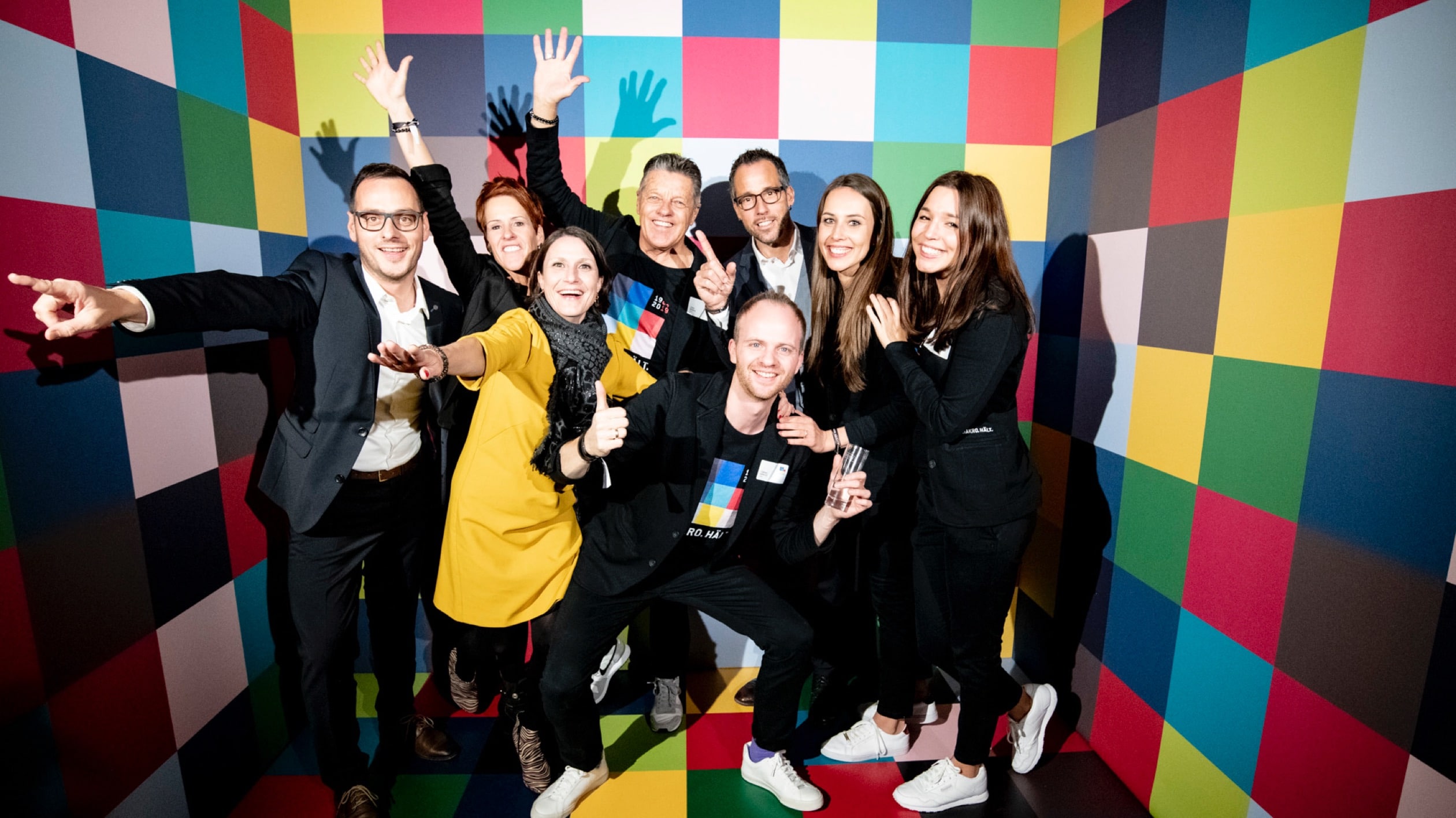 Gruppe in einer Fotobox bei der Hakro Jubiläumsfeier