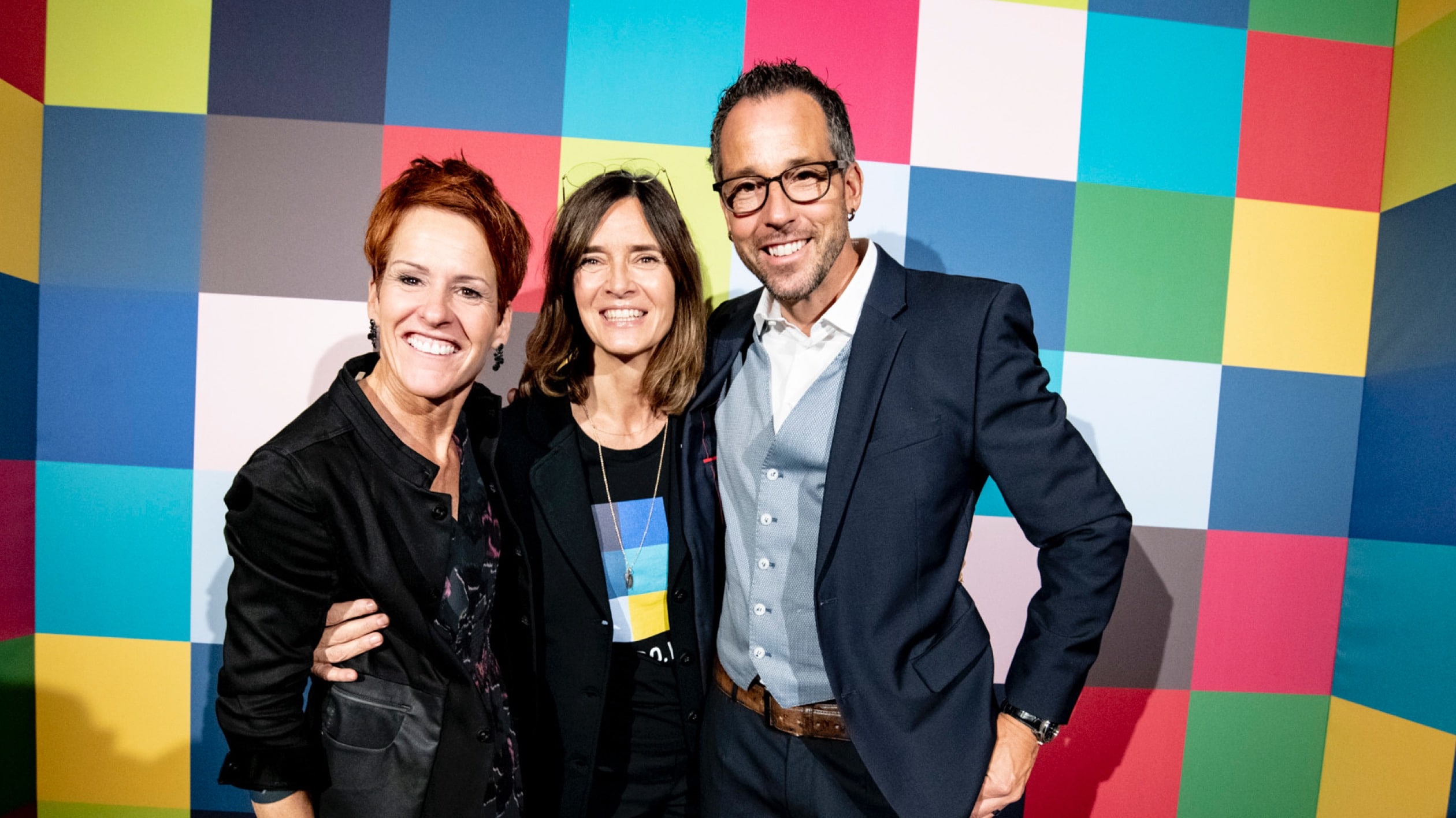 Zwei Frauen und ein Mann in einer Fotobox bei der Hakro Jubiläumsfeier