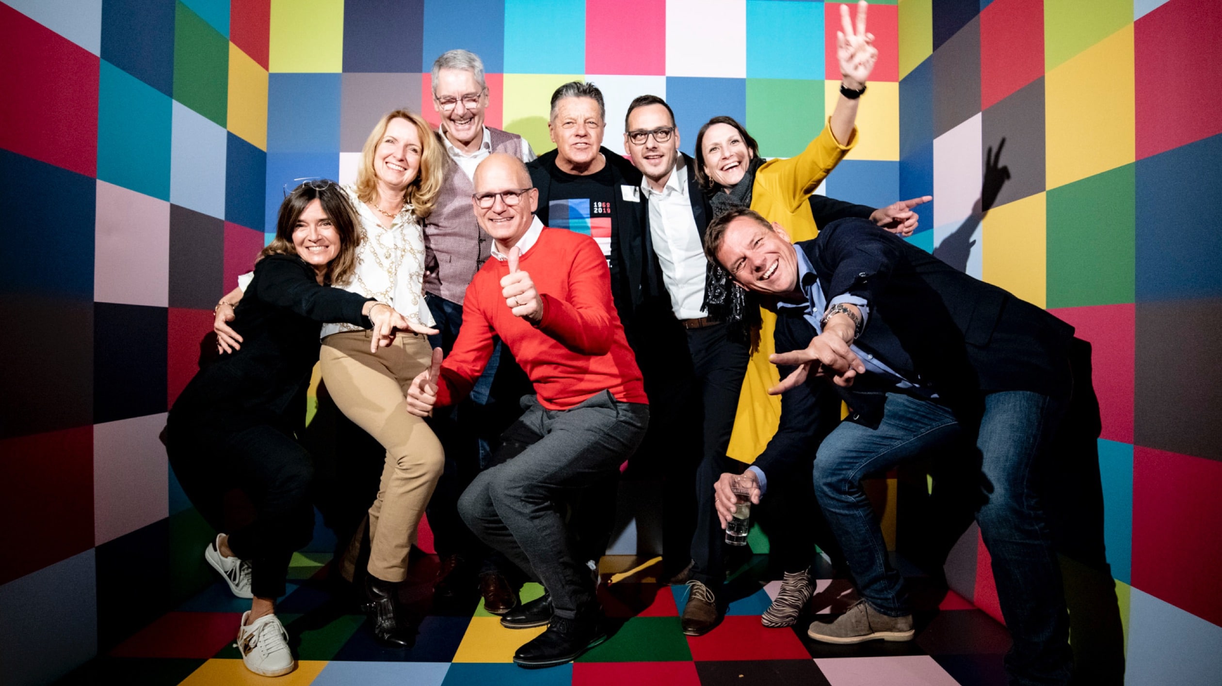 Eine Gruppe in einer Fotobox bei der Hakro Jubiläumsfeier