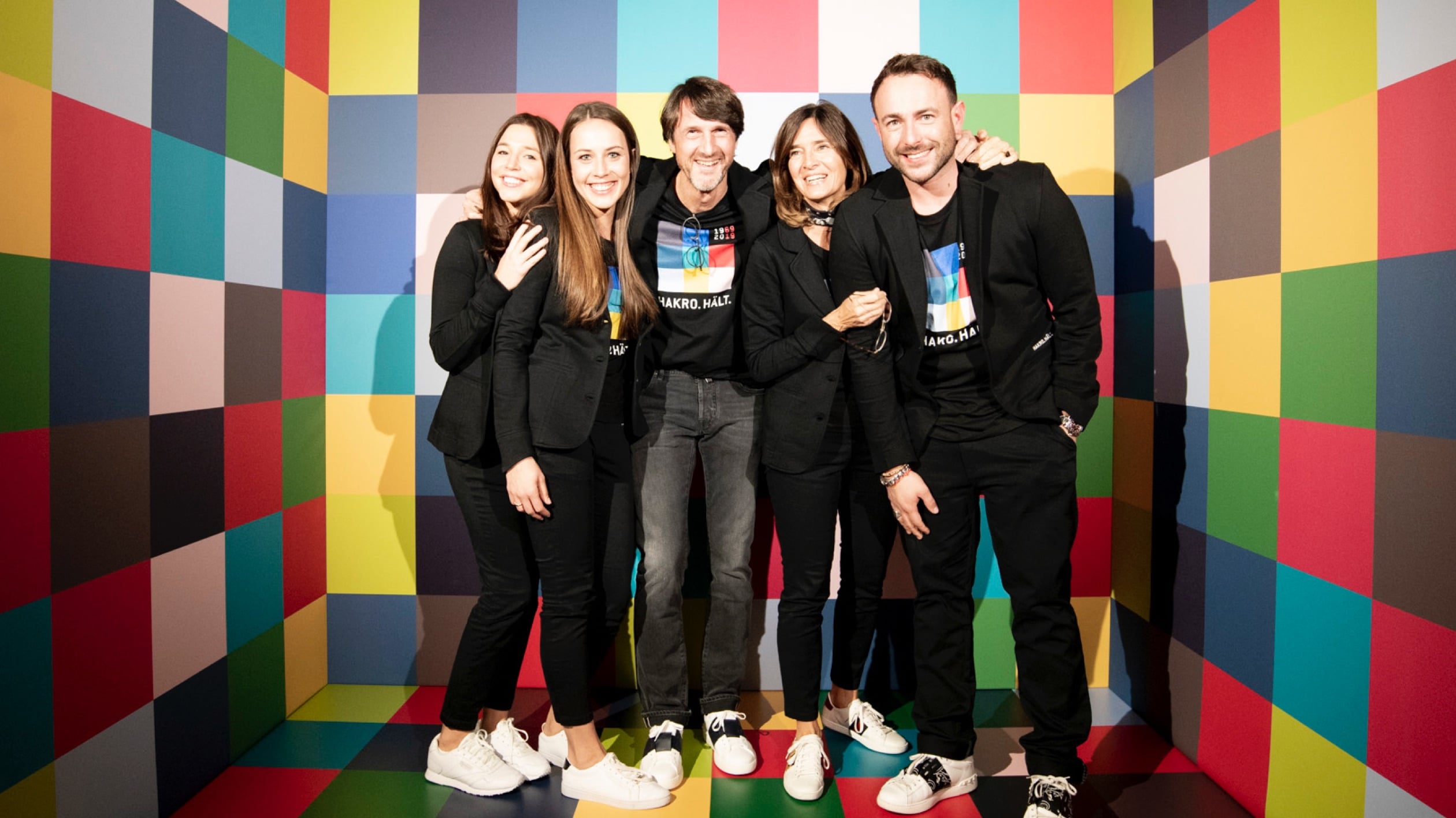 Lachende Menschen in einer Fotobox bei der Hakro Jubiläumsfeier