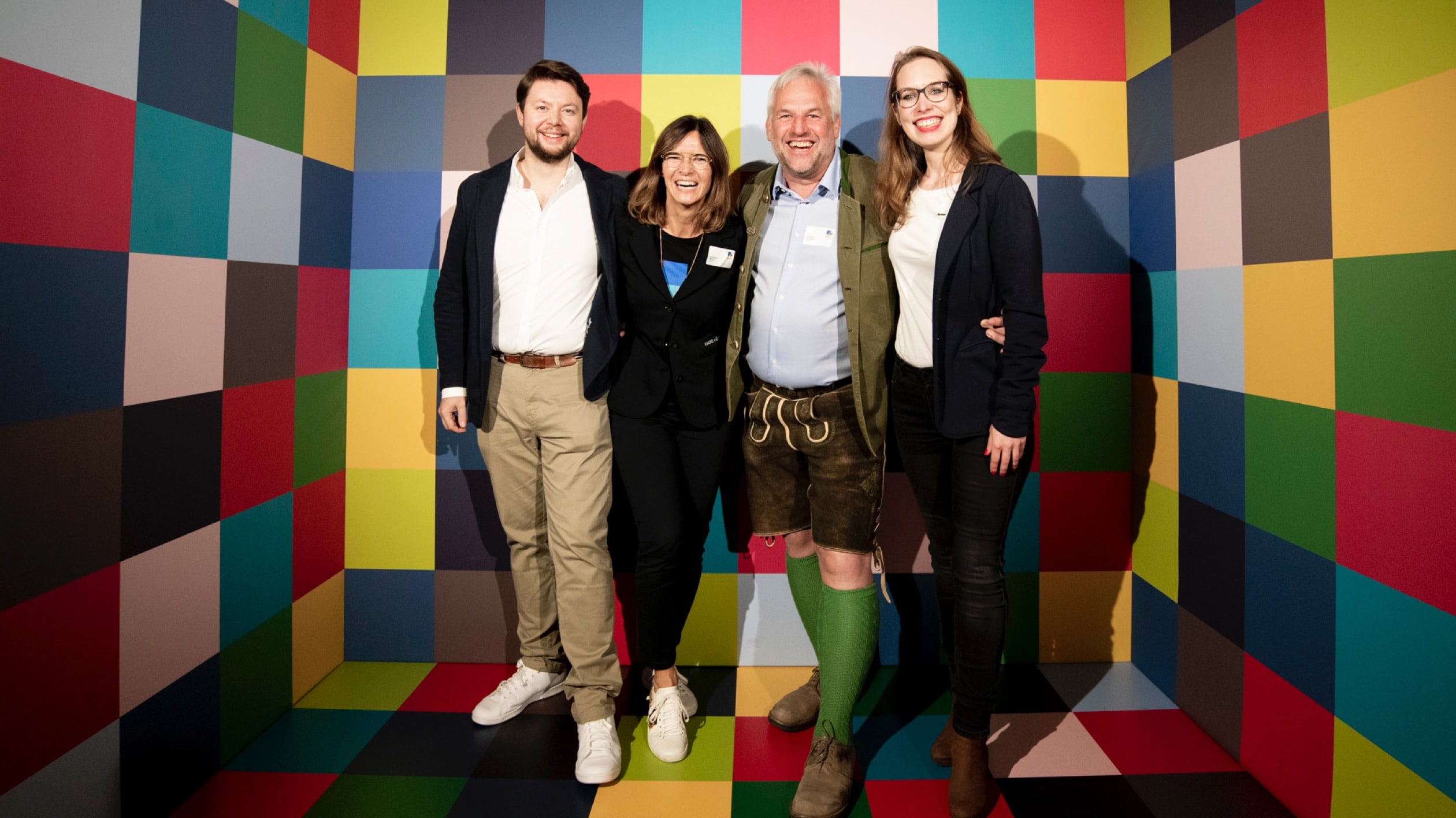 Lachende Menschen in einer Fotobox bei der Hakro Jubiläumsfeier