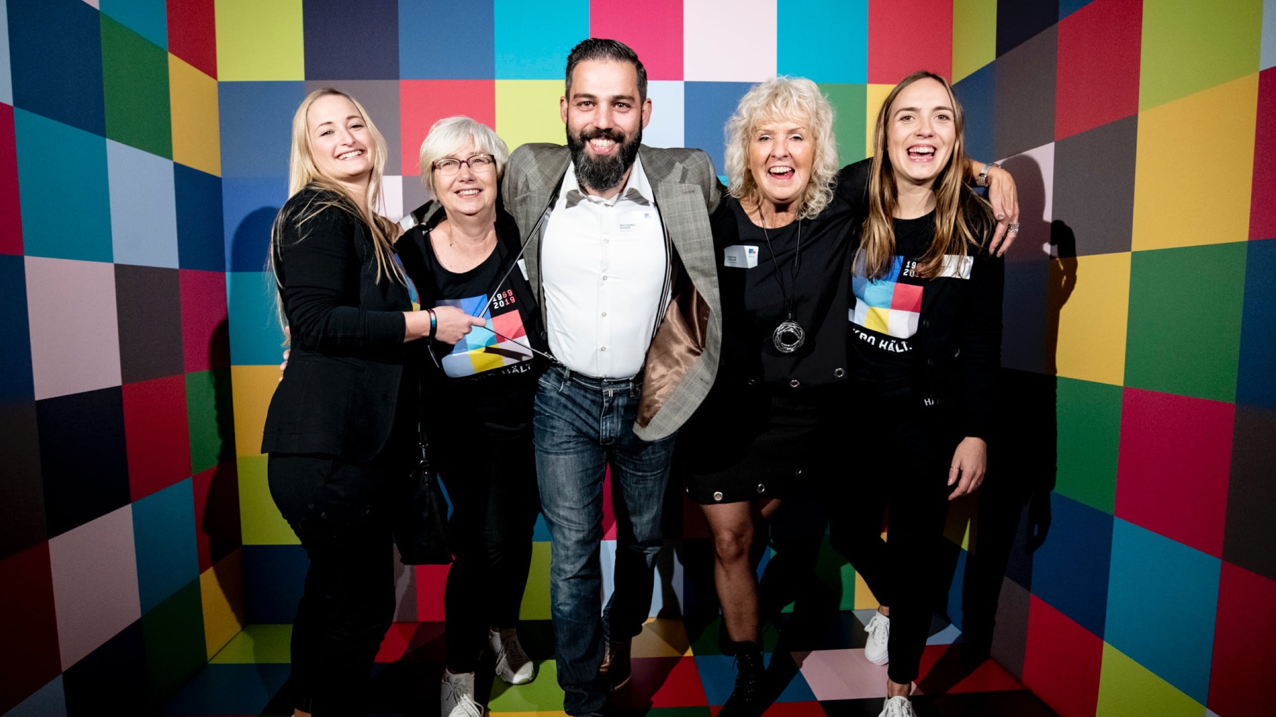 Lachende Menschen in einer Fotobox bei der Hakro Jubiläumsfeier