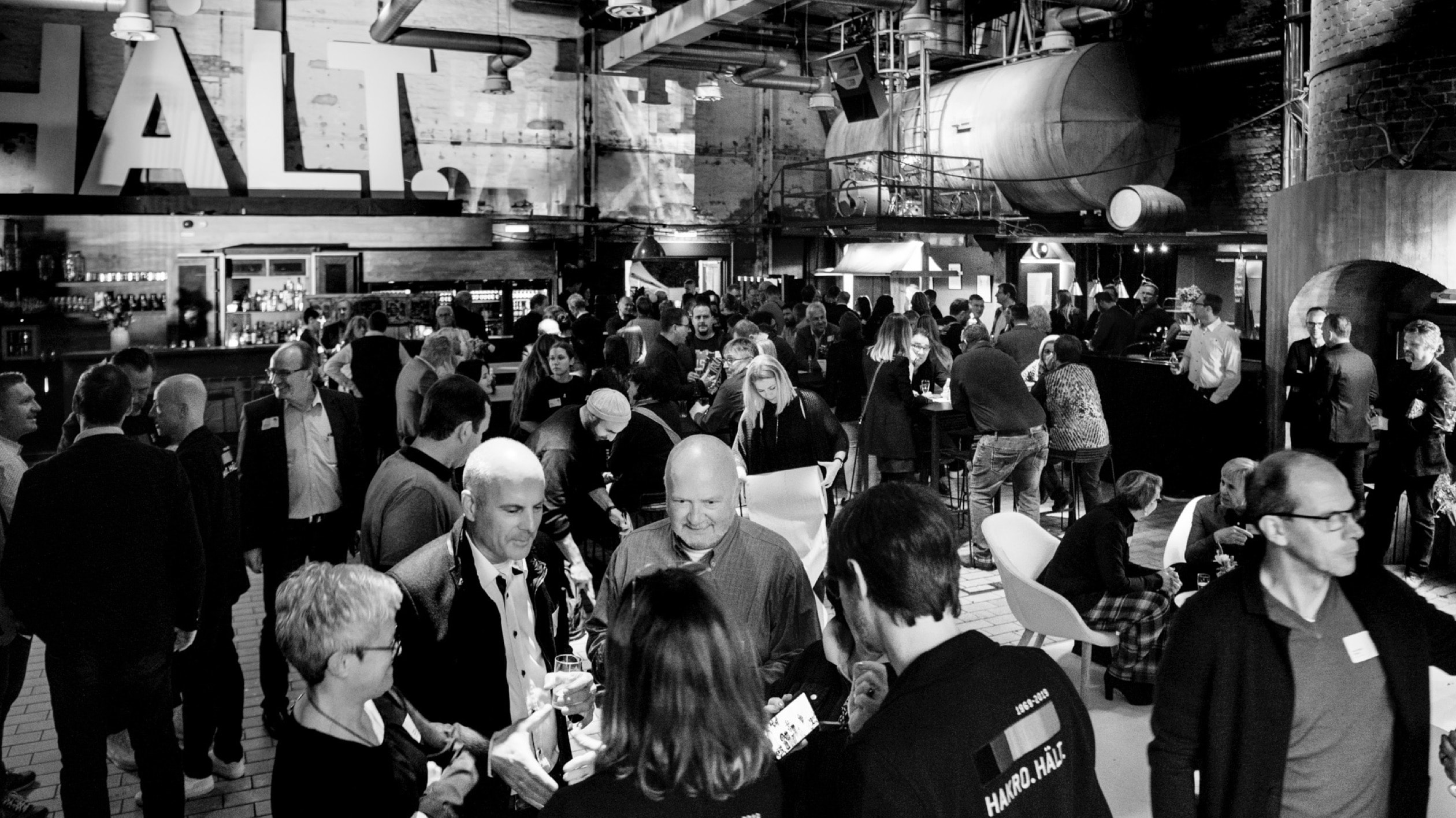 Feiernde Menschen in einer Industrie-Halle bei der Hakro Jubiläumsfeier